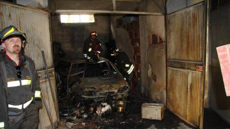 Cinque intossicati, ci sono anche tre carabinieri, in incendio di autorimessa