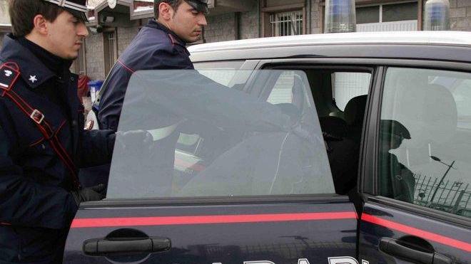 Carpineti, esce dal centro di recupero e ruba in casa: arrestato 17enne