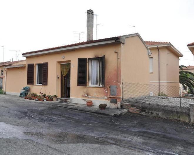 Auto in fiamme nella notte danneggiata un’abitazione 