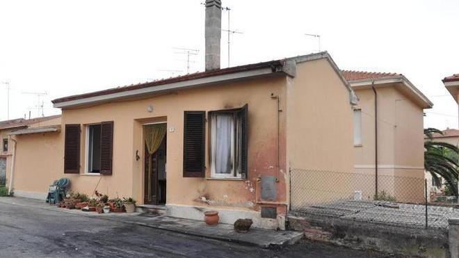 Auto in fiamme nella notte danneggiata un’abitazione