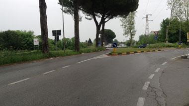 Auto contro un pino lungo la Vicarese: ferita una donna