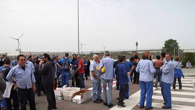 Sciopero a sorpresa alla Piaggio, presidio all’ingresso dei magazzini