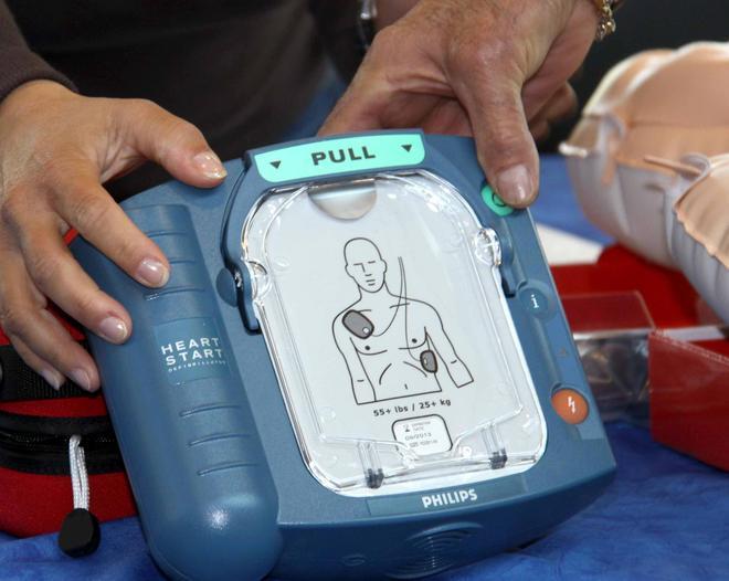 Donato un defibrillatore alle pattuglie della polizia 