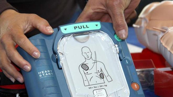Donato un defibrillatore alle pattuglie della polizia