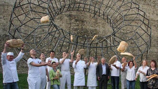 I fornai davanti al “Mazzocchio” per il set fotografico di Menici