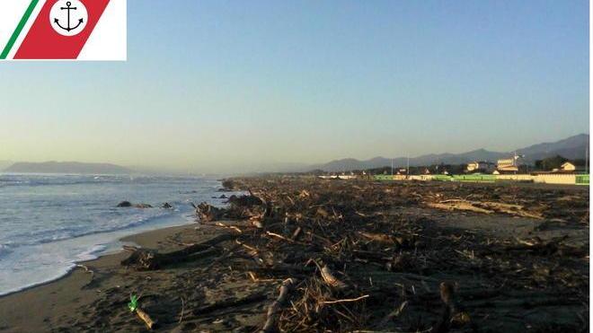 Ripulita la spiaggia di Forte dei Marmi, via il divieto di balneazione