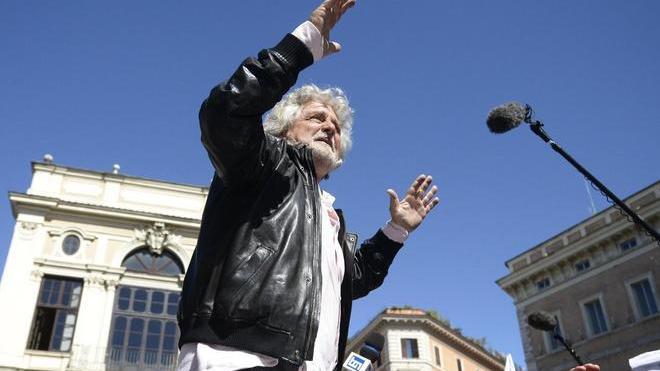 M5S respinge le accuse Grillo sul blog: «Sciacalli»