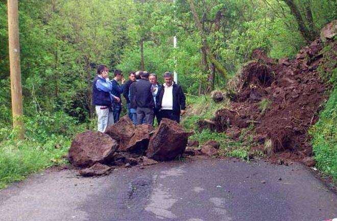 Bloccata da massi e terra la via di Bibola