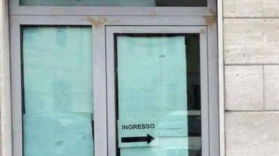 Crolla il soffitto, chiuse le Poste