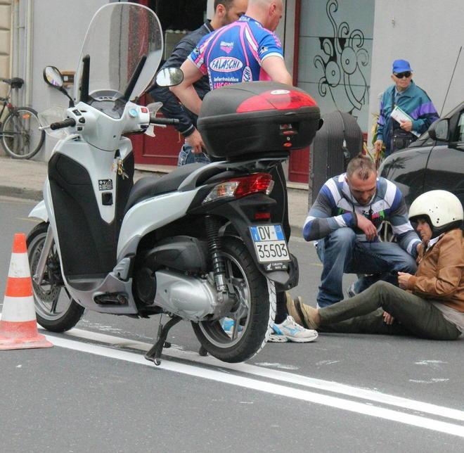 Scivola in scooter sulla segnaletica