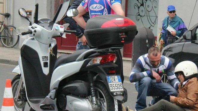 Scivola in scooter sulla segnaletica