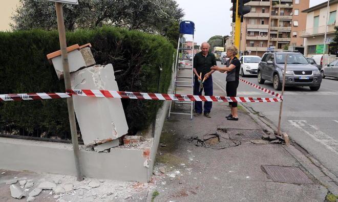 Camion demolisce il muro di una casa