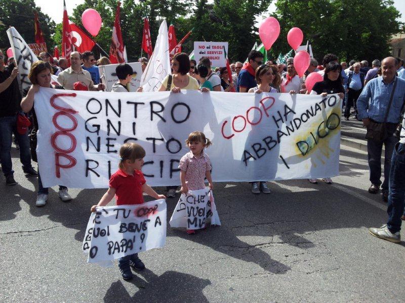 Primo Maggio: bandiere, banda e striscioni contro la Coop 