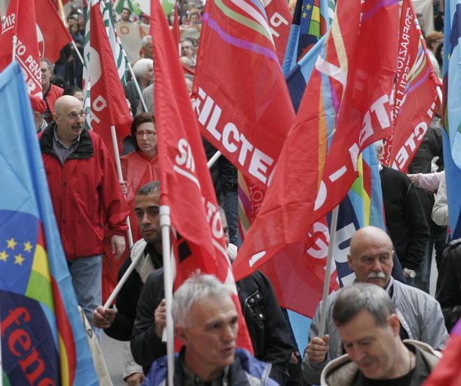 Primo Maggio a Pisa con i manifesti a lutto per la crisi del lavoro 