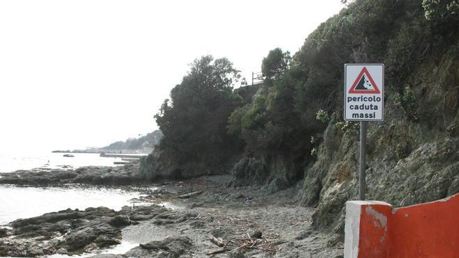 Pericolo frane dalle scogliere Spiagge chiuse per un mese