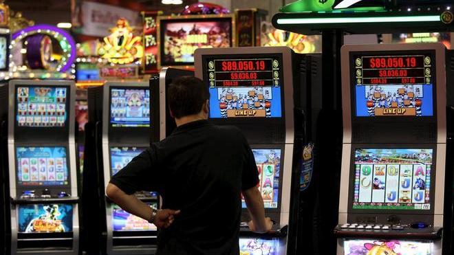 Slot e scommesse, bruciati 630mila euro ogni giorno