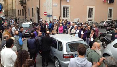 Scippa un’anziana, i carabinieri lo salvano dal linciaggio 