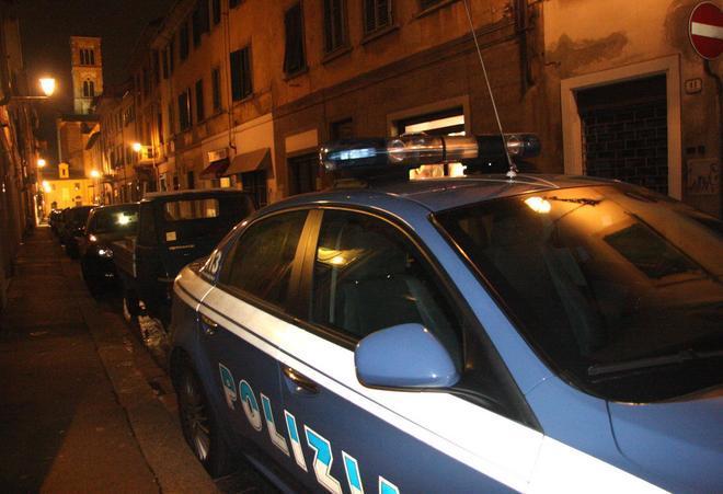 Rapina un passante del cellulare ma viene arrestato dalla polizia 