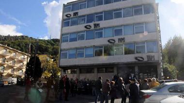 Cade dalla finestra del palazzo dell'Inps: grave giovane operaio