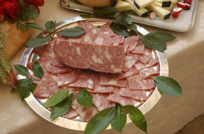 La mortadella di Prato è servita in tavola 
