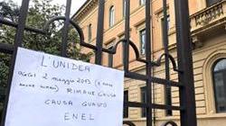 Duemila studenti a casa per colpa di un black out