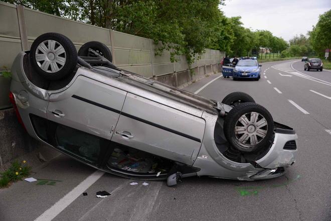 Auto si ribalta vicino alla rotatoria del Terzo Ponte 