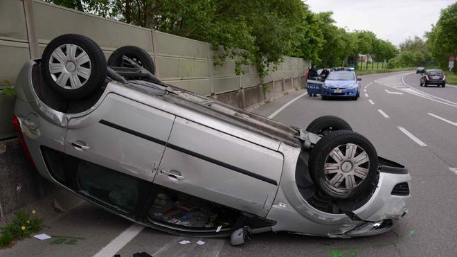 Auto si ribalta vicino alla rotatoria del Terzo Ponte