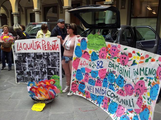 Fischietti e striscioni, a Prato la protesta-bis di insegnanti e genitori 