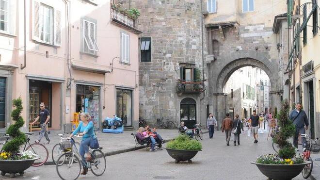 Rivolta a Porta dei Borghi per salvare l’area pedonale