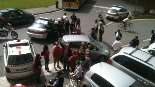 Auto in divieto, fermato giovane dopo battibecco coi vigili