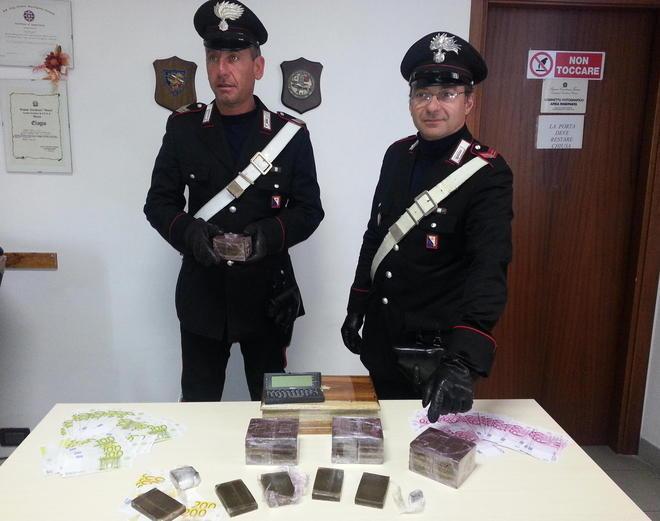 Arrestato con 4,5 chili di hashish, aveva 32mila euro 