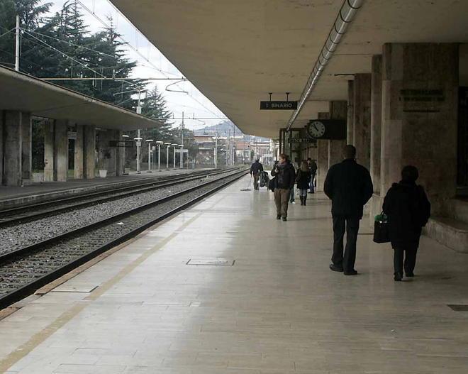 Ruba un telefonino mentre scende dal treno, arrestato 