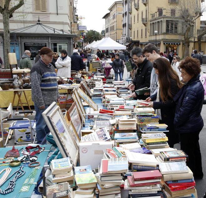 Via i mercatini e via anche la mensa dietro la basilica 