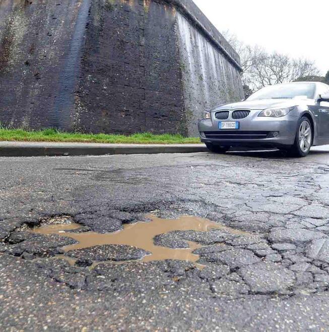 Buche nelle strade, ormai è emergenza 