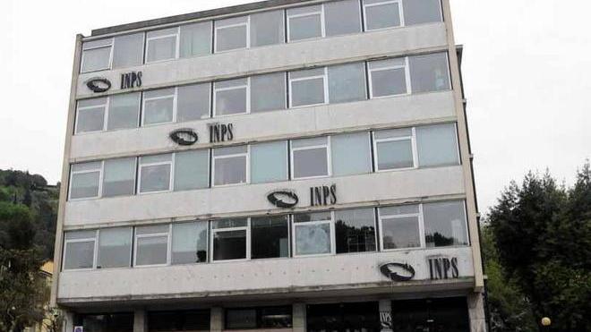 Elettricista cade dalla finestra: è grave