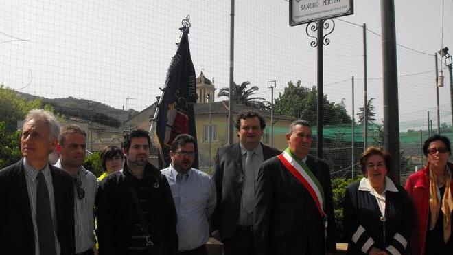 Inaugurata la piazza per Pertini