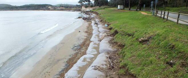 I sacconi rovinati dal mare forse non saranno riparati 