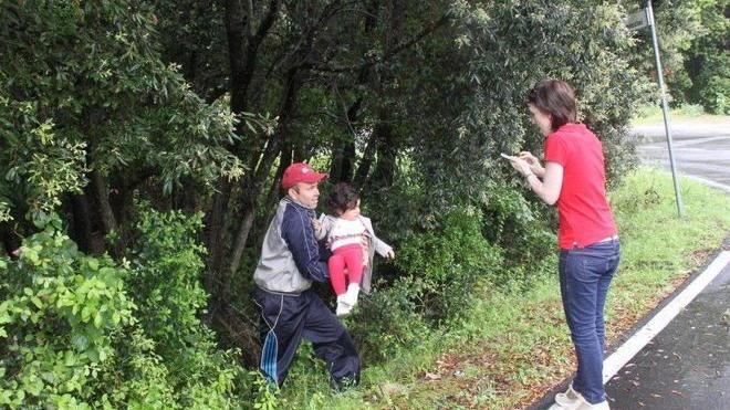 Auto fuori strada, ferite mamma e bimba