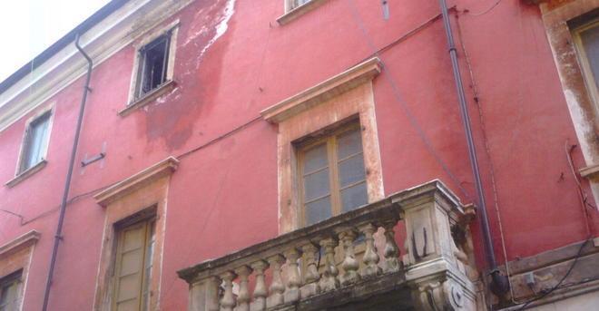 Si stacca pezzo di intonaco dal palazzo di via Giorgi