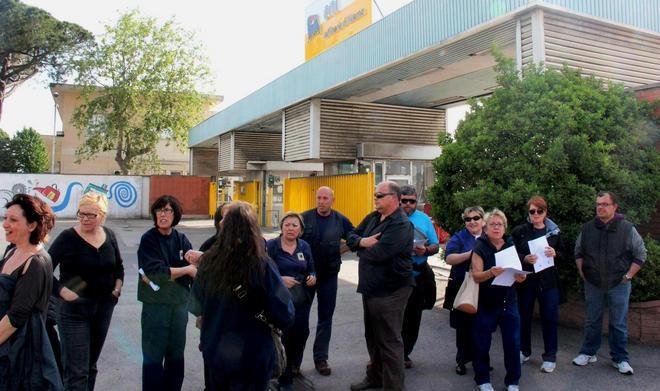 «La ditta non ci paga lo stipendio» Sciopero a oltranza