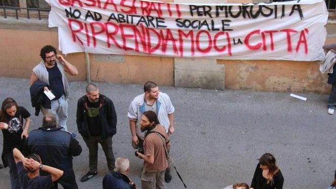 20 famiglie occupano le ex sedi di Cecupo e Circoscrizione Uno