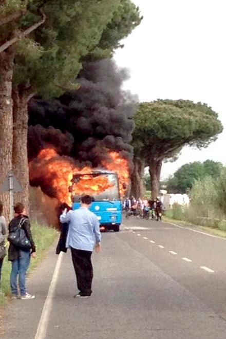 In fiamme l’autobus degli studenti: paura e poi la fuga 