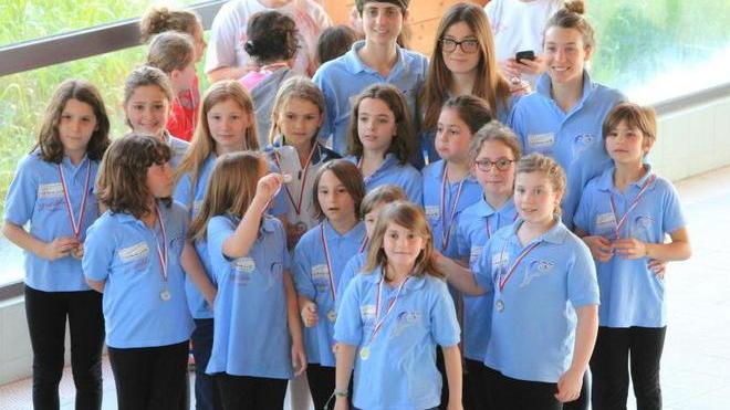 Brillano le giovani del sincronizzato