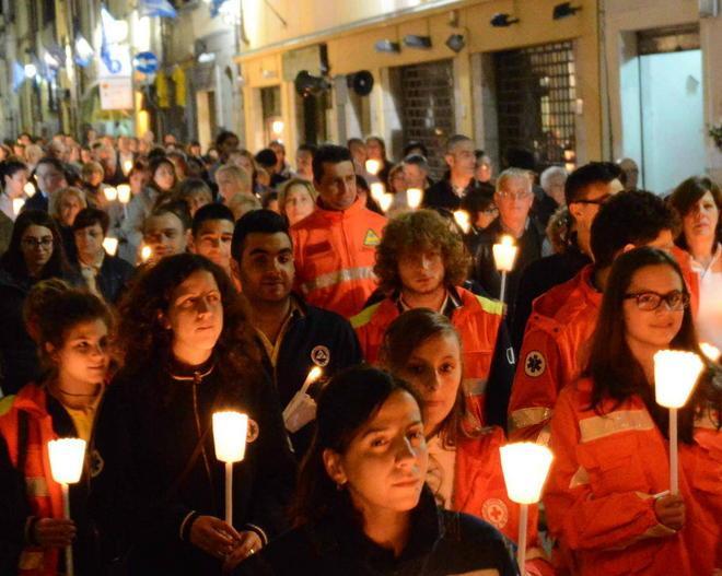 Anche il vescovo Tardelli alla fiaccolata per l’occupazione 