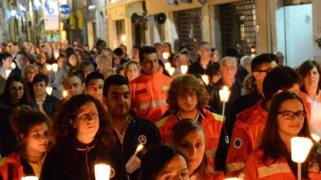 Anche il vescovo Tardelli alla fiaccolata per l’occupazione