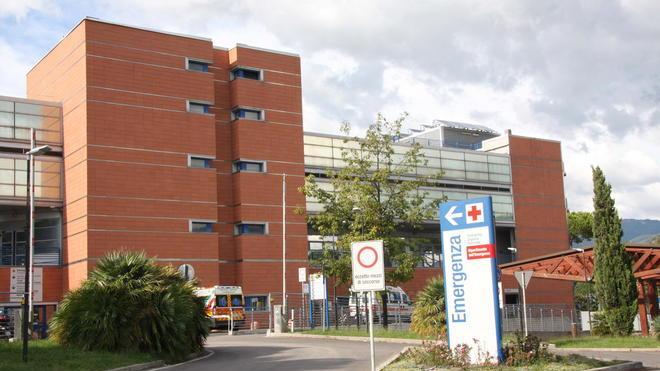 Auto in fiamme nel fuoristrada, feriti due giovani di Pietrasanta