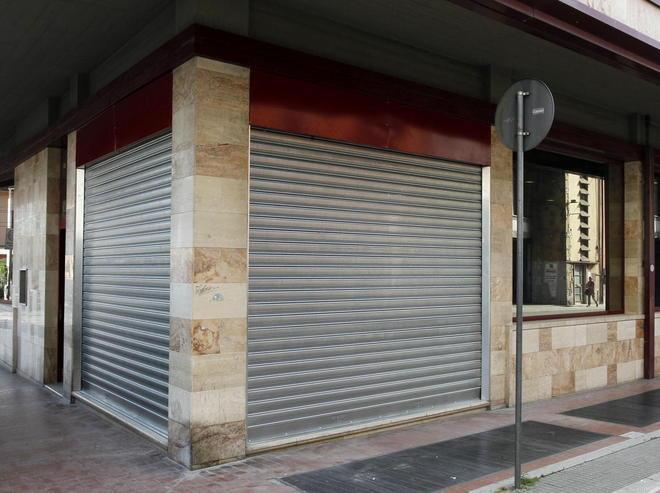 Lotta al degrado: saracinesche per chiudere il loggiato della banca 