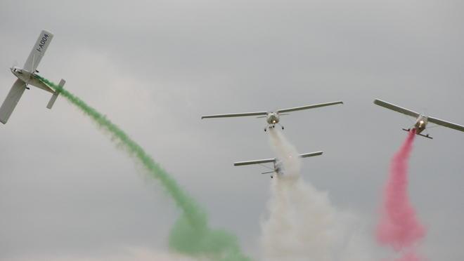 Land Rover storiche e aquiloni, la festa è all’aviosuperficie