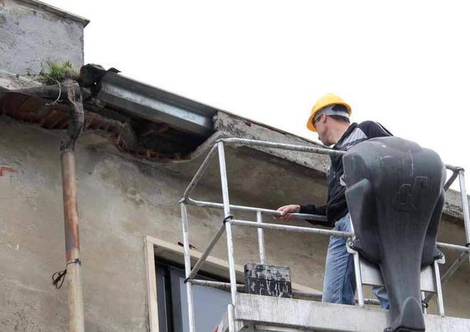 Cadono pezzi di cornicione, tratto di strada chiuso