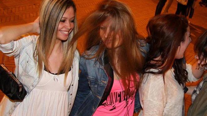 Gli studenti ballano in piazza con “Dress to Impress”
